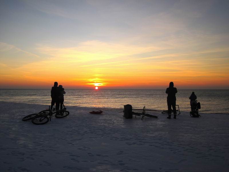 Участники велопробега на фоне заката