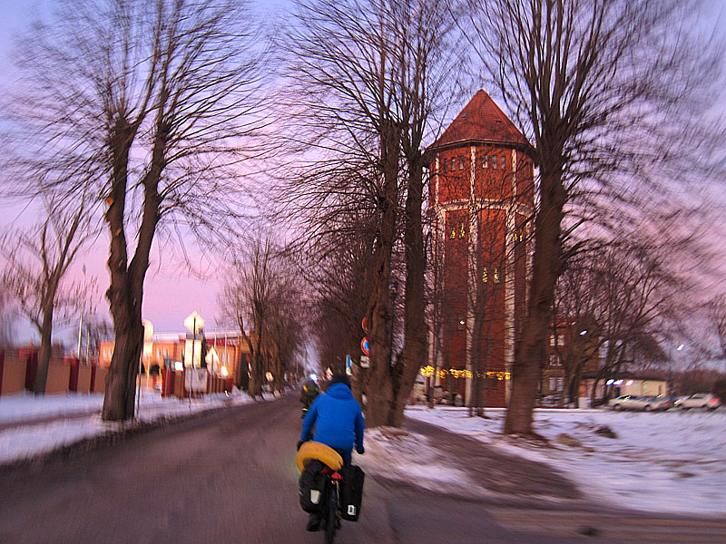 Проезжаем мимо водонапорной башни в Янтарном