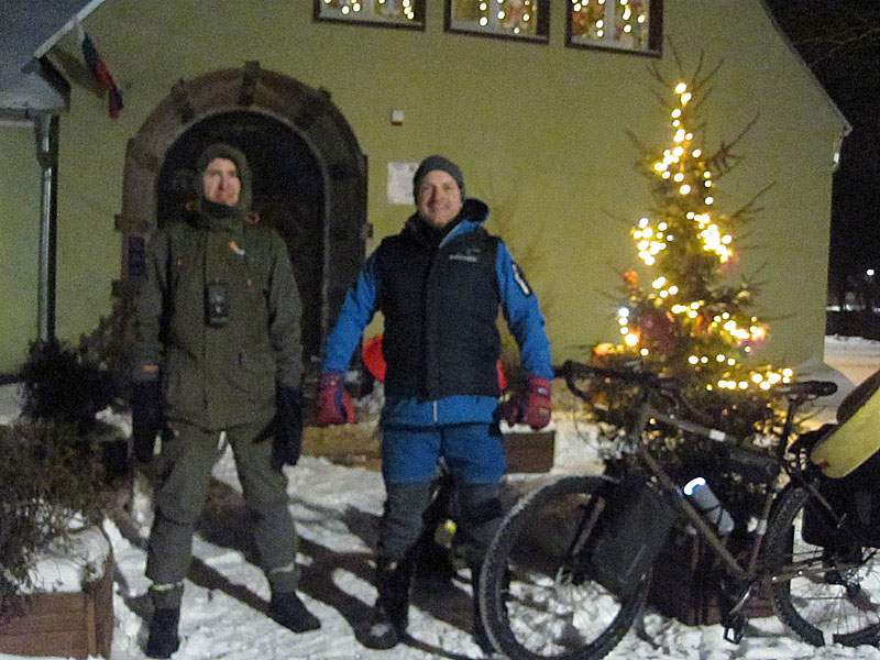 Остановка у новогодней ёлки в Грачёвке