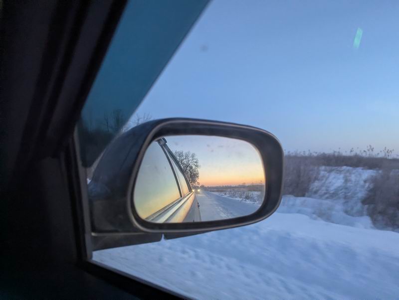 Бусик Ларисы Кожаевой в зеркале заднего вида