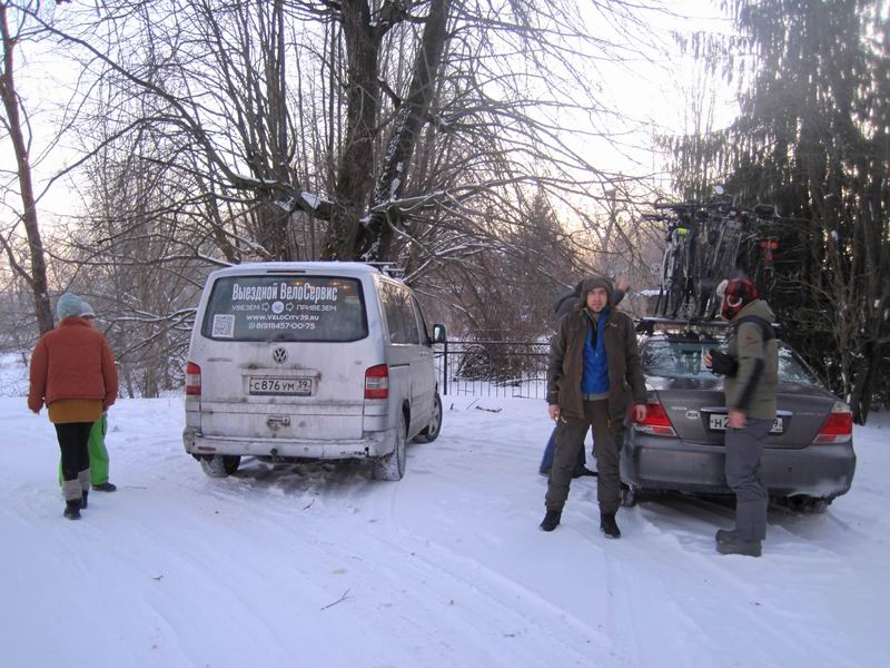 Выгружаемся в Больших Бережках. Здесь на два градуса теплее, чем в Гастеллово