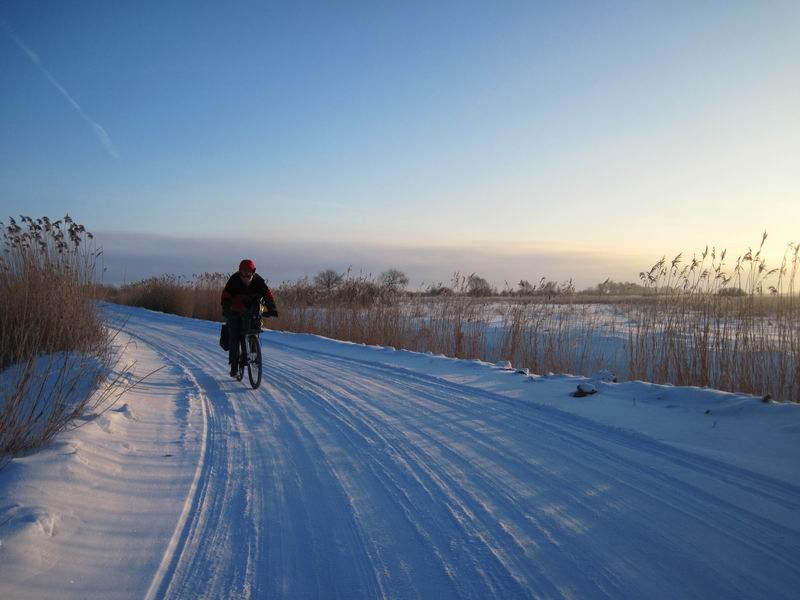 Алексей Сажин едет по снежной дороге