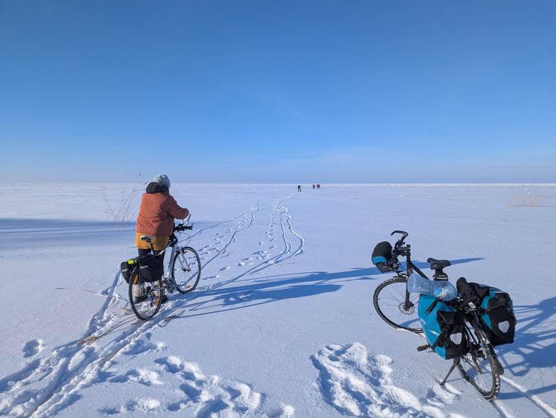 У берега много снега