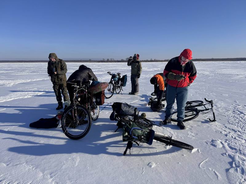 У Алексея Сажина спустило колесо. Остановились подкачать