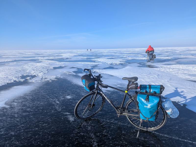 Велосипед Дмитрия Петухова на фоне едущих участников