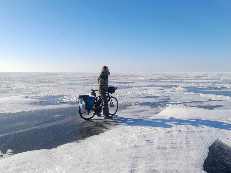 Дмитрий Петухов на льду залива