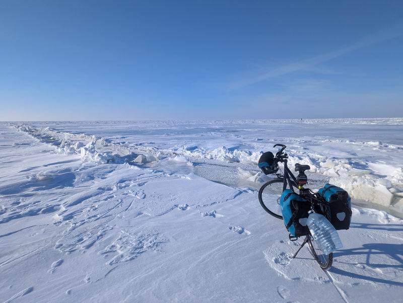 Велосипед Дмитрия Петухова и большая замёрзшая трещина