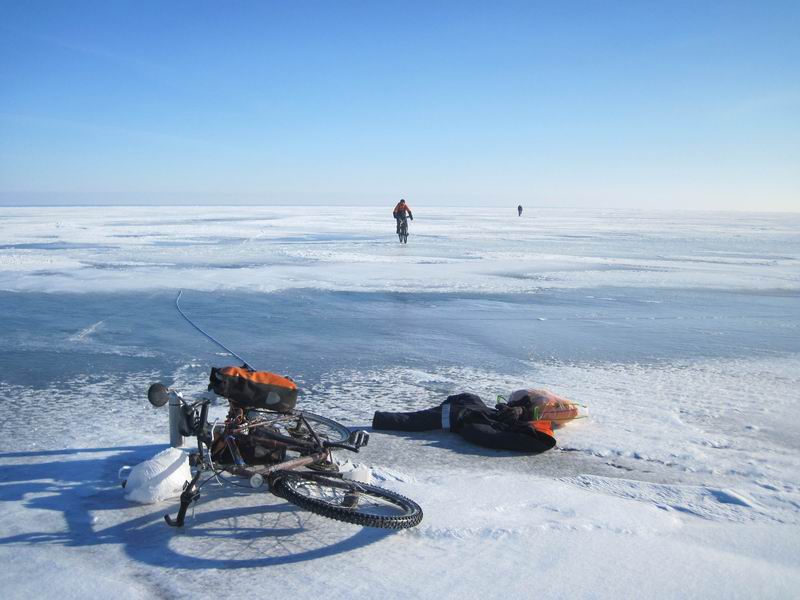 Остановка на привал посередине залива