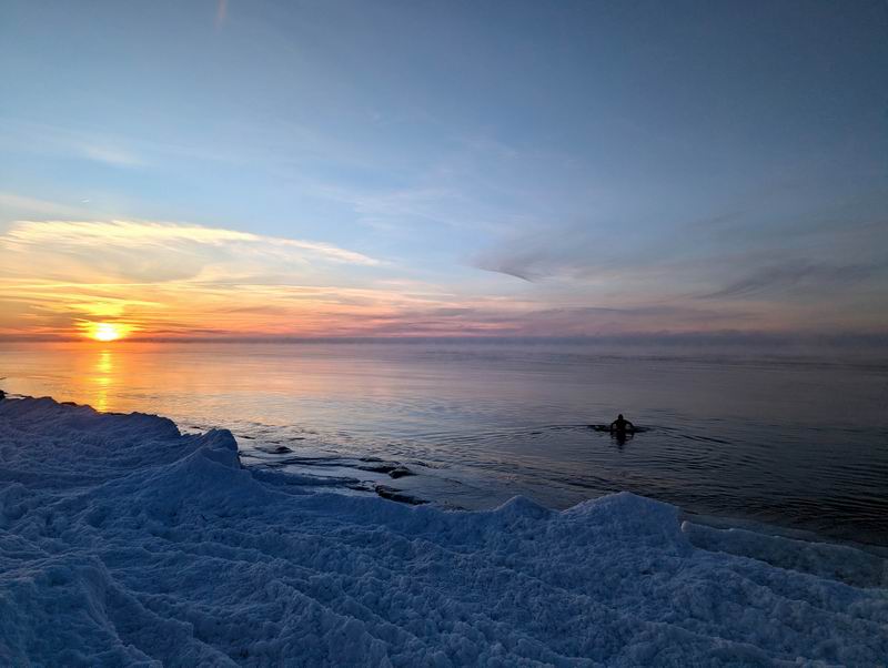 Сергей Мезенов купается в -17°C