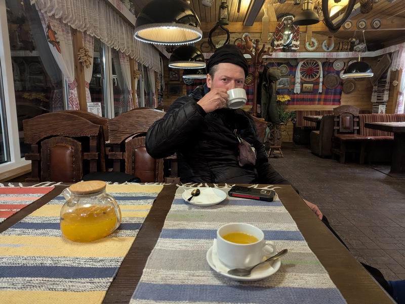 Остановка в чебуречной в Лесном. Здесь наконец-то удалось вкусно и сытно поесть.