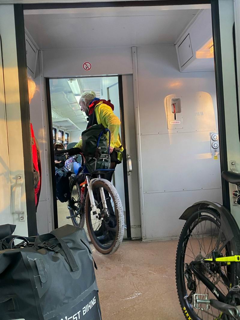 На о.п. 4 км сел Алексей Сажин