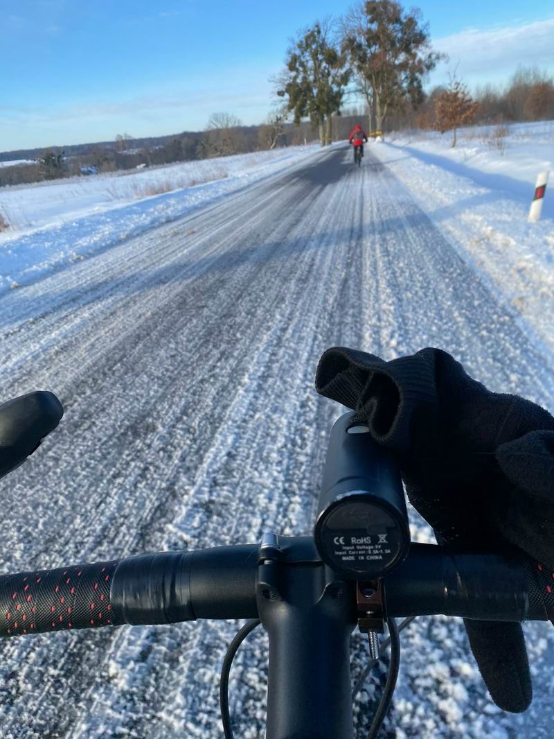 Есть и снег на дороге
