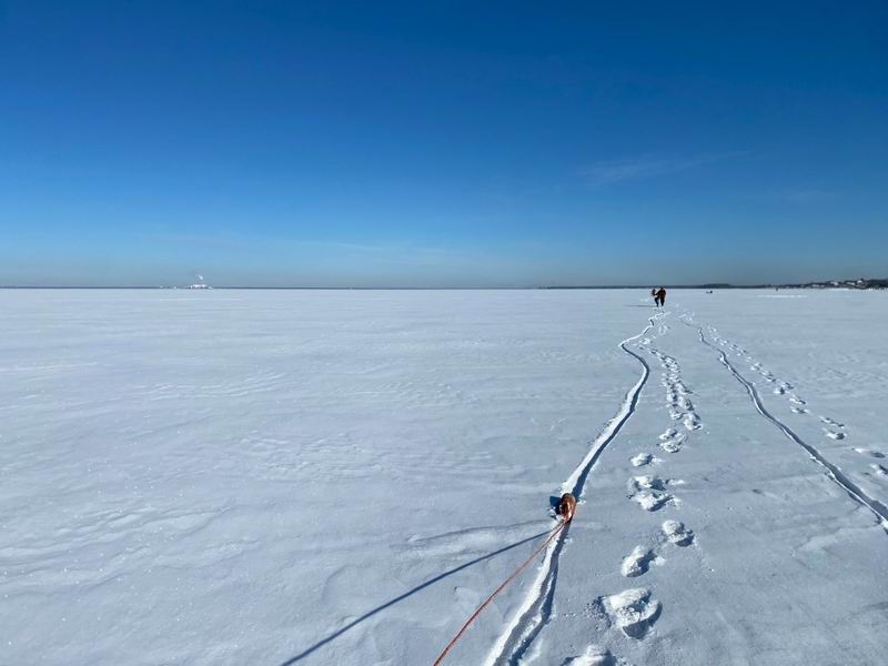 Едем/идём по заливу