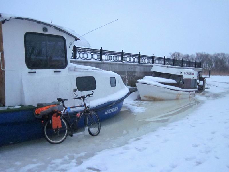 Мой велосипед рядом с корабликами на льду Деймы