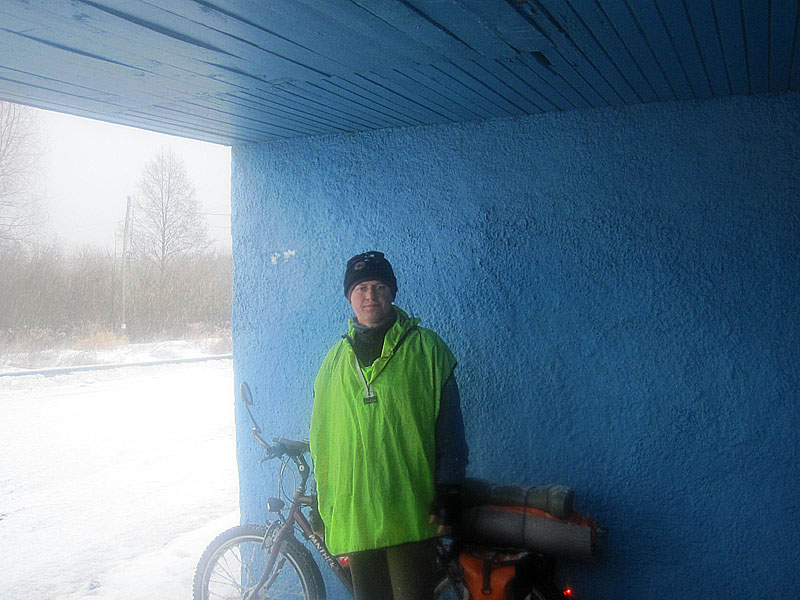 Сергей Мезенов на автобусной остановке в Красном