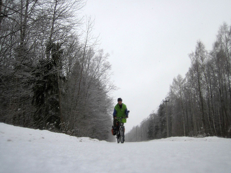 Сергей Мезенов едет по заснеженной дороге