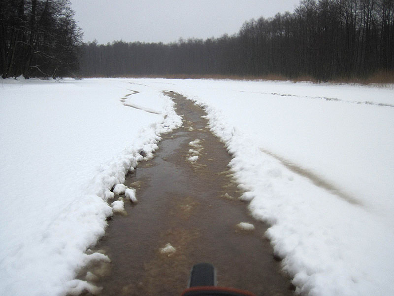 Снегоход размесил мокрый снег, и здесь можно ехать