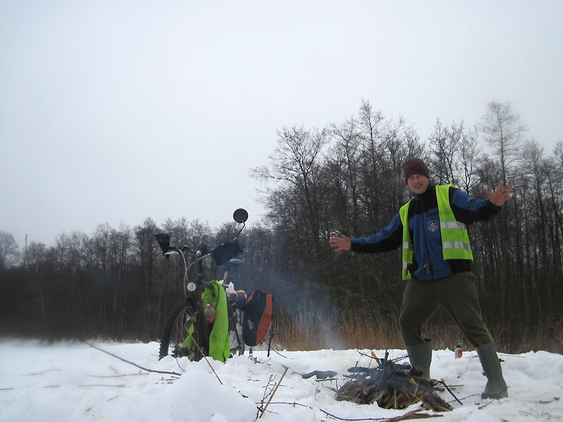 Большой привал с костром на пирсе