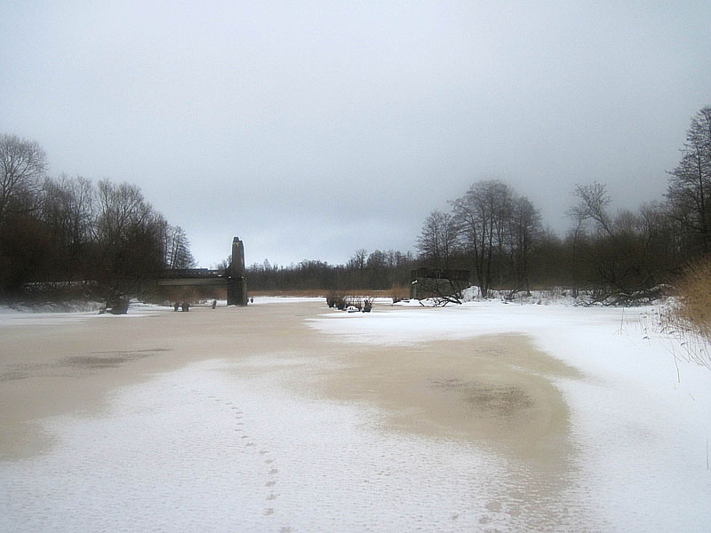 Подъезжаем ко взорванному мосту на Немонине