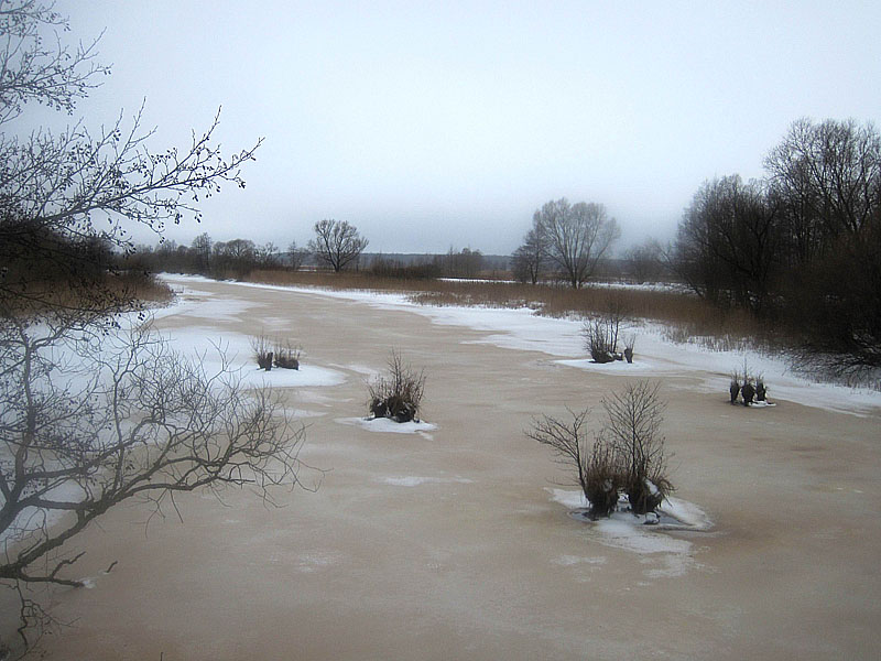 Лёд выглядит стрёмно, однако он прочный, и такой цвет из-за торфяной воды
