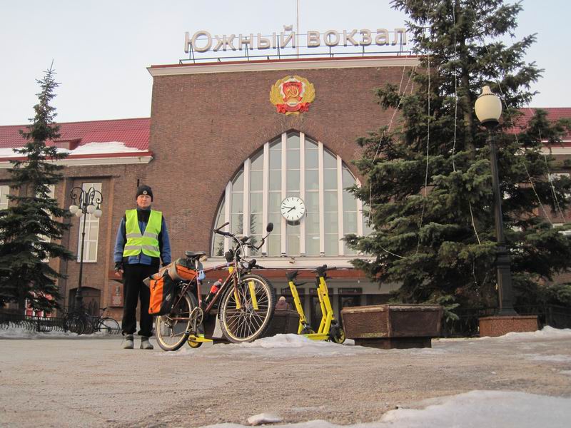 Сергей Мезенов у входа в Южный вокзал