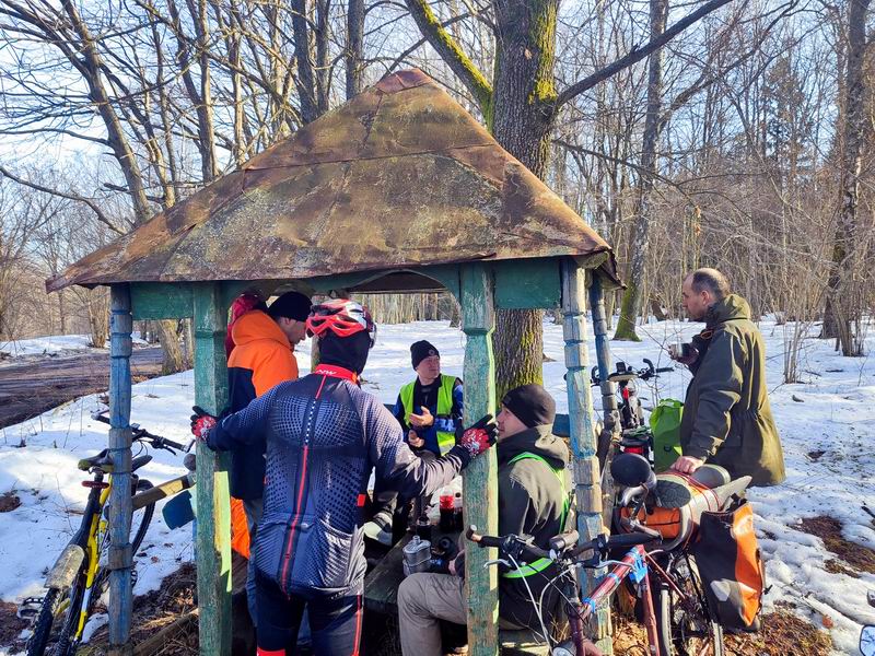 Остановка в беседке в самой высокой точке маршрута