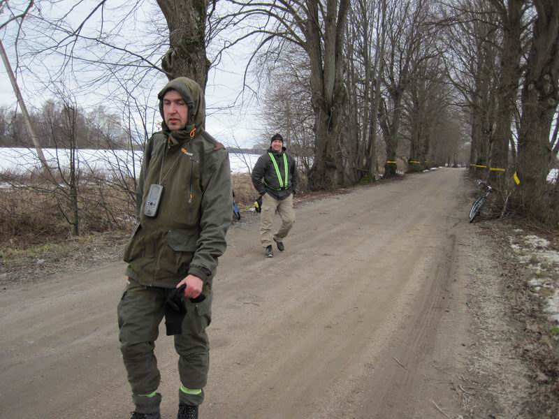 Дмитрий Пасека и Сергей Букин на остановке в ожидании отставших