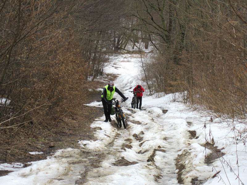 Вячеслав Дмитриев и Александр Авдяков карабкаются в горку