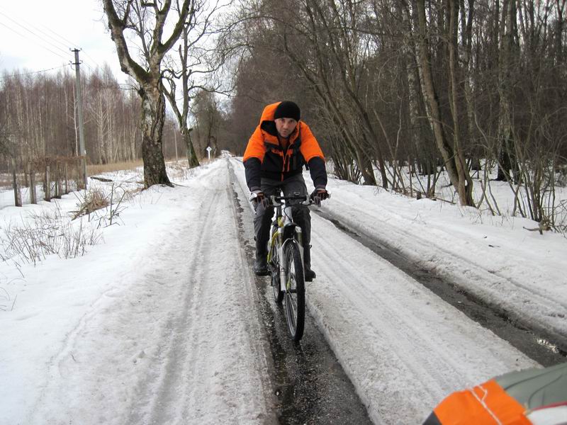 Игорь Васюшкин едет по колее