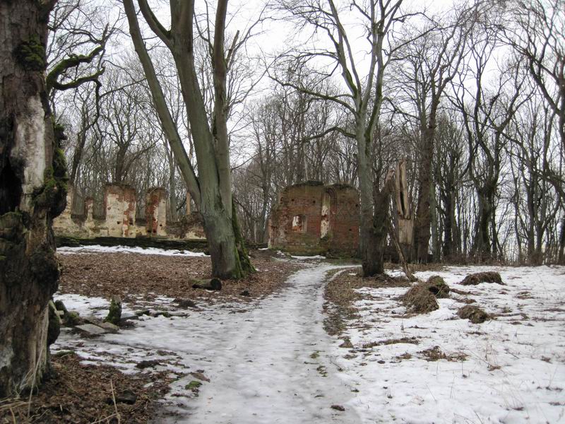 Проезжаем мимо развалин кирхи Николая Чудотворца