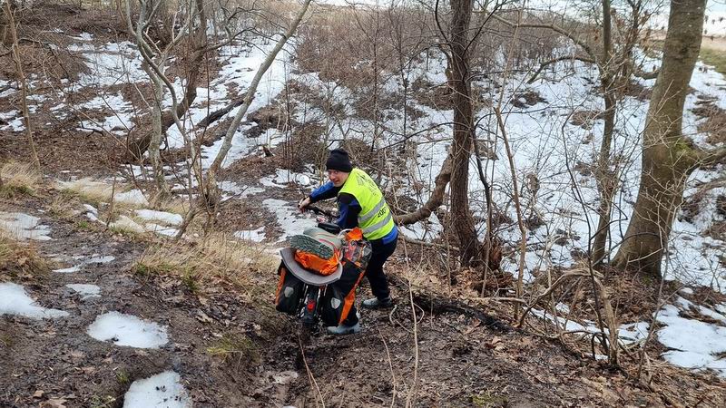 Сергей Мезенов спускается к заливу