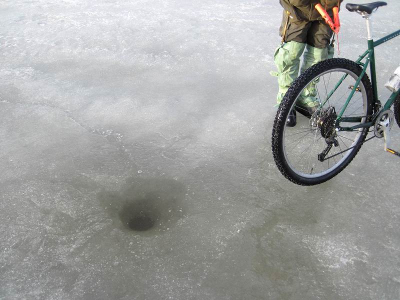 Лунка. Толщина льда значительно уменьшилась, но всё равно пока больше 20 см