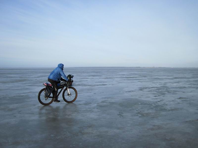 Алексей Сажин едет по заливу