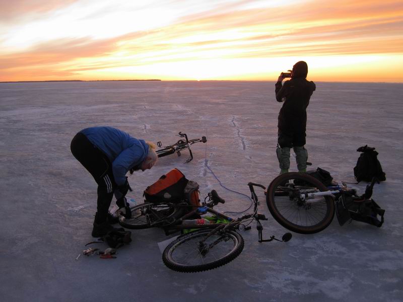 Ремонт пореза боковины шины велосипеда Сергея Мезенова на закате. Неужели лёд может быть таким острым?