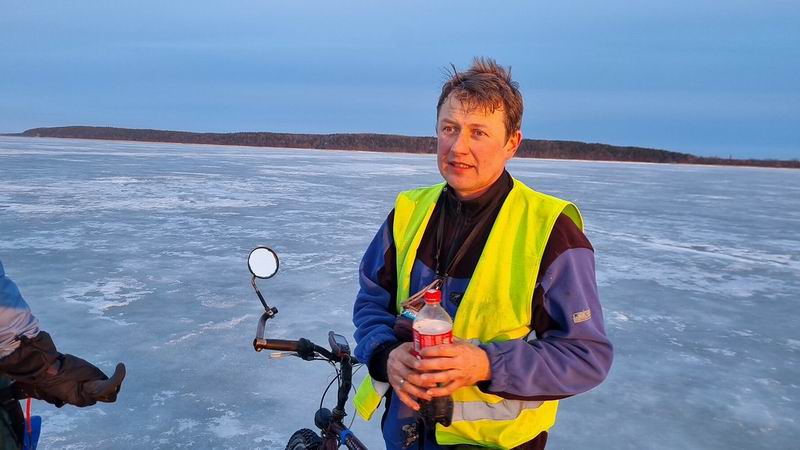 Обмываем шиноремонт колой, чтобы колесо доехало