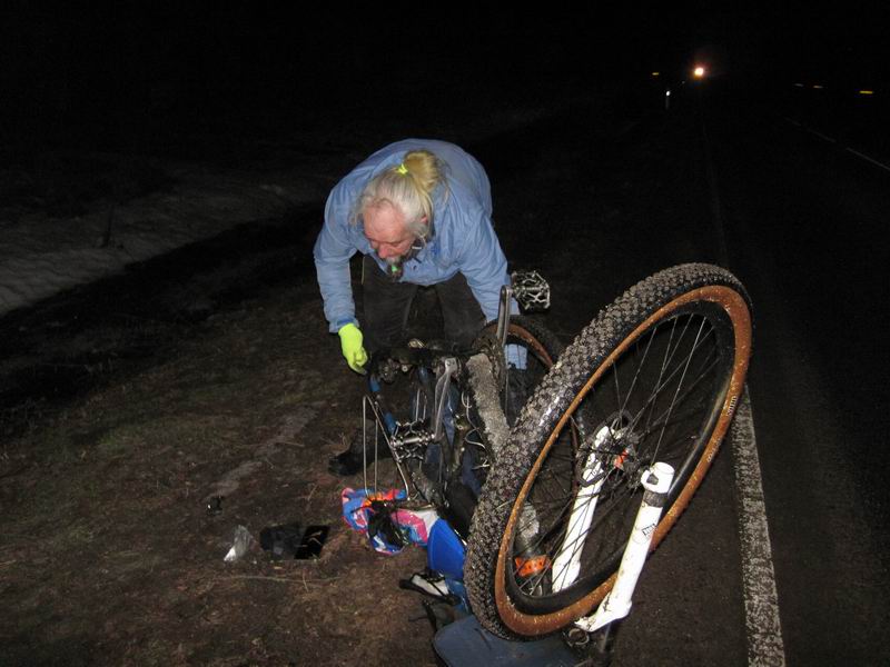 Как только выехали на асфальт, у Алексея Сажина заехал в спицы и сломался переклюк
