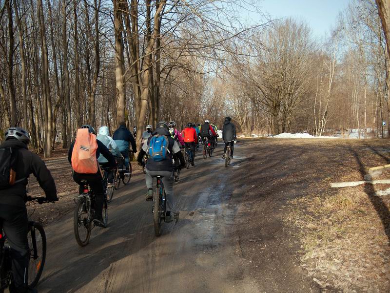 Охранник немного помявшись разрешил группе проехать через территорию комплекса, при условии, что мы не будем останавливаться.