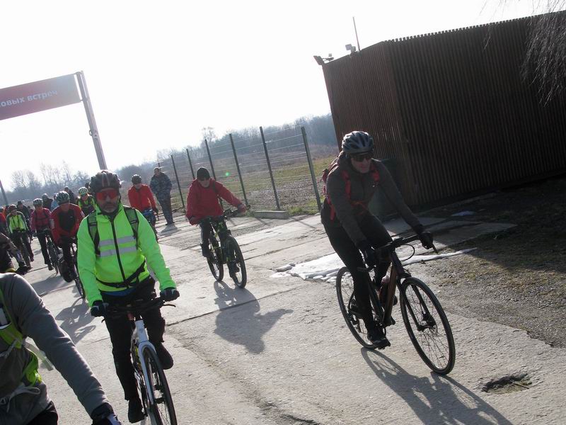 Заезжаем в ворота с многообещающей табличкой До Новых Встреч.