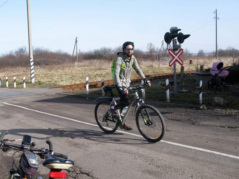 Евгений Каюда на переезде в Добрино.