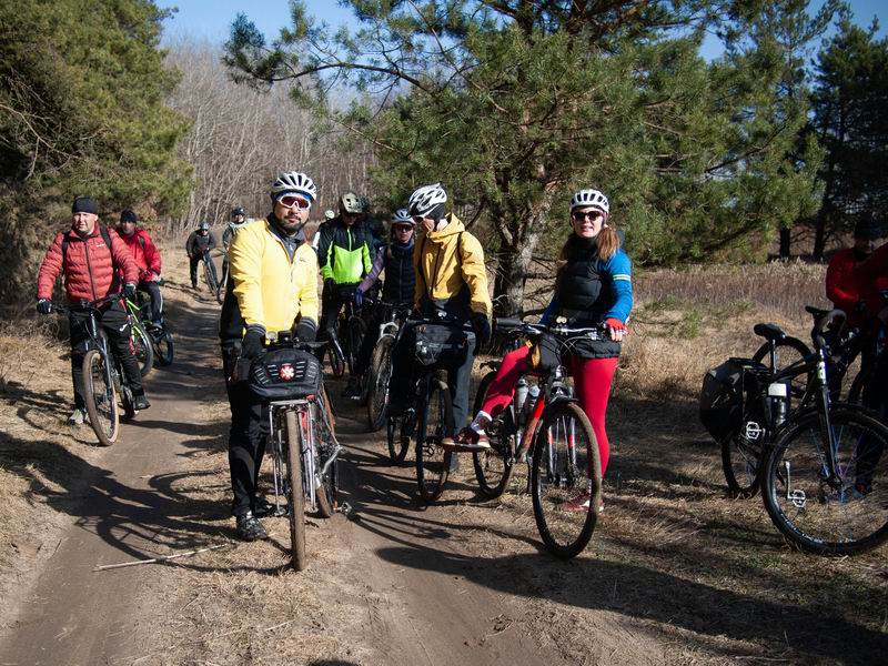 В лесу много народу на автомобилях, орг пошёл искать свободное место для привала.