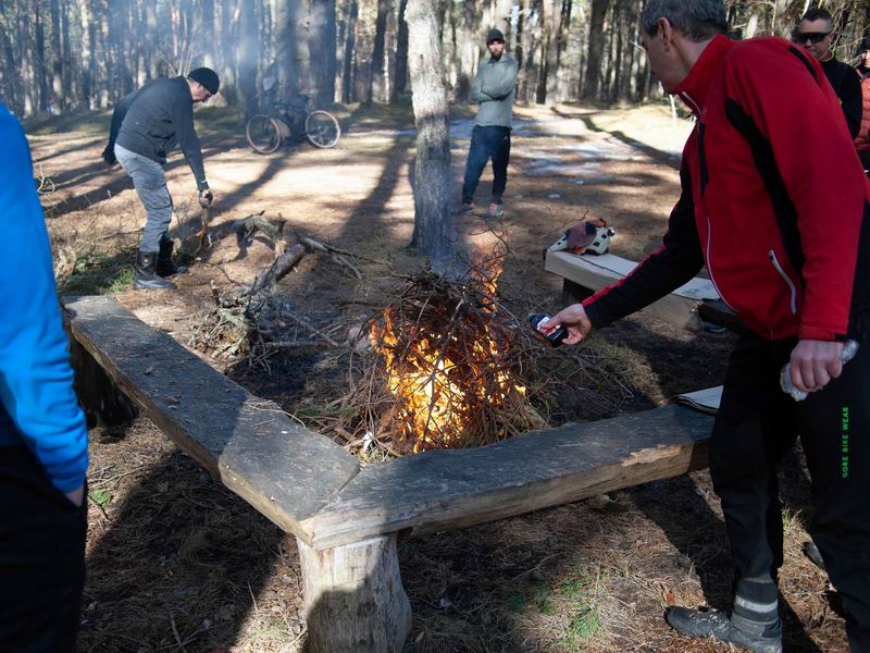 Место с лавками почему то оказалось не занятым, разводим костёр.