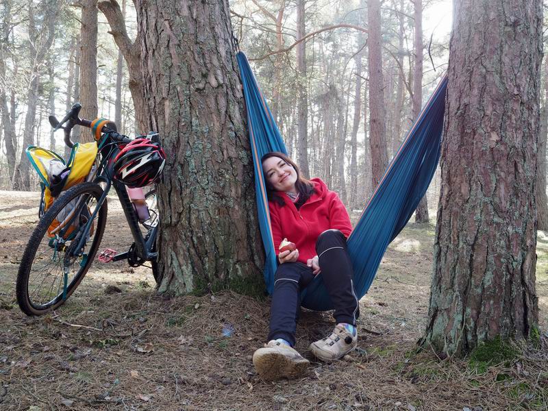 Виктория Шимановская отдыхает в гамаке.