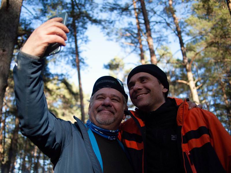 Алесандр Миронов и Игорь Васюшкин передают видеообращение Николаю Лихвойнену, который остался дома на диване.