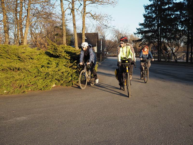 Сергей Окладников, Андрей Котов и Маргарита Пономарёва на финише у мотеля Балтика.