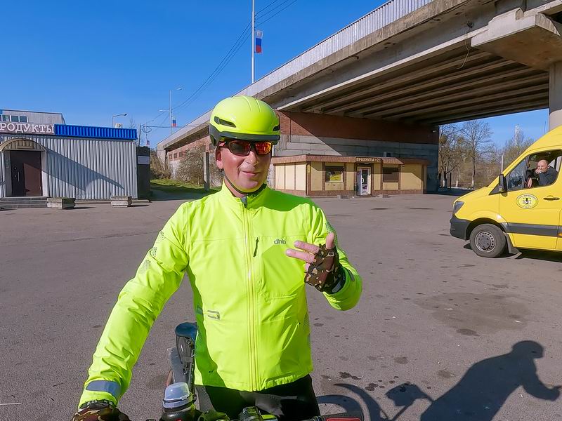 Дмитрий Ливенцев в жёлтом.