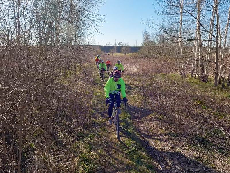Едем по такой экотропе параллельно ж.дороге на Зелик.