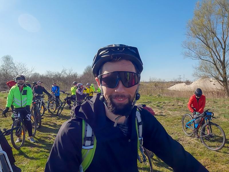 Евгений Каюда на развилке в поле в Брянском.