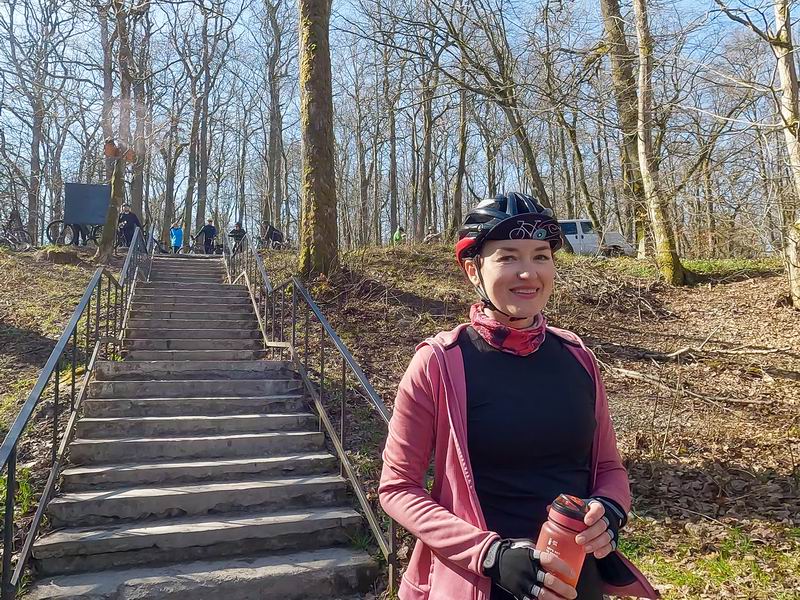 Виктория Шимановская пополняет запасы воды.