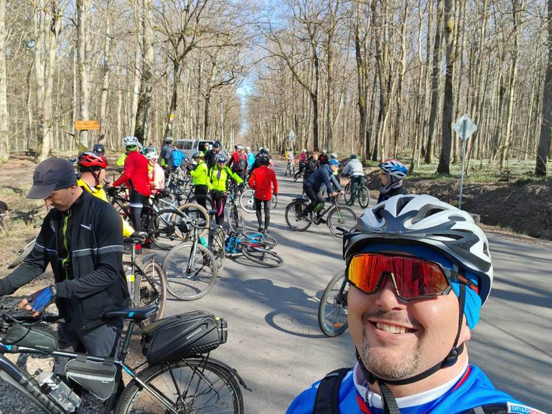 Евгений Верия из ВелоСоветска на остановке у святого источника.