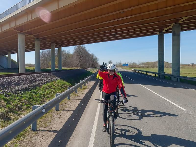 Проезжаем под Приморским кольцом.